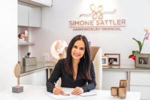 Conheça Drª Simone Sattler, especialista em harmonização orofacial e capacitada em lifting facial não cirúrgico no Nicholson Center Hospital-EUA